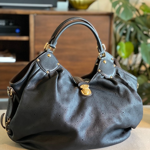 Louis Vuitton Mahina XL Hobo Black Leather ref.24955 - Joli Closet